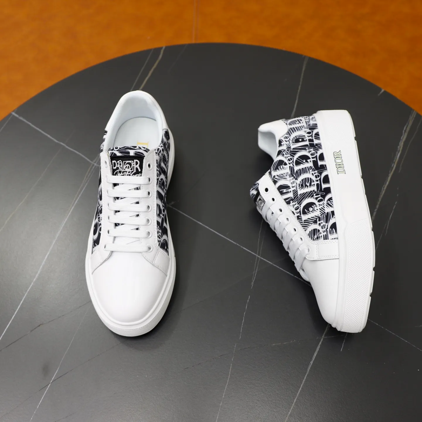 Ex-factory price: 440💰🙅‍♂️🙅‍♂️🙅‍♂️ Brand: Dior DIOR Standard code: 38-44 (45 customized) Grade: Same as the official website Material: Original fabric Comfortable lining Lightweight wear-resistant outsole Style category: Men's fashionable casual shoes Running sneakers Distinguished luxury brand elements Top luxury Color: Actual picture color